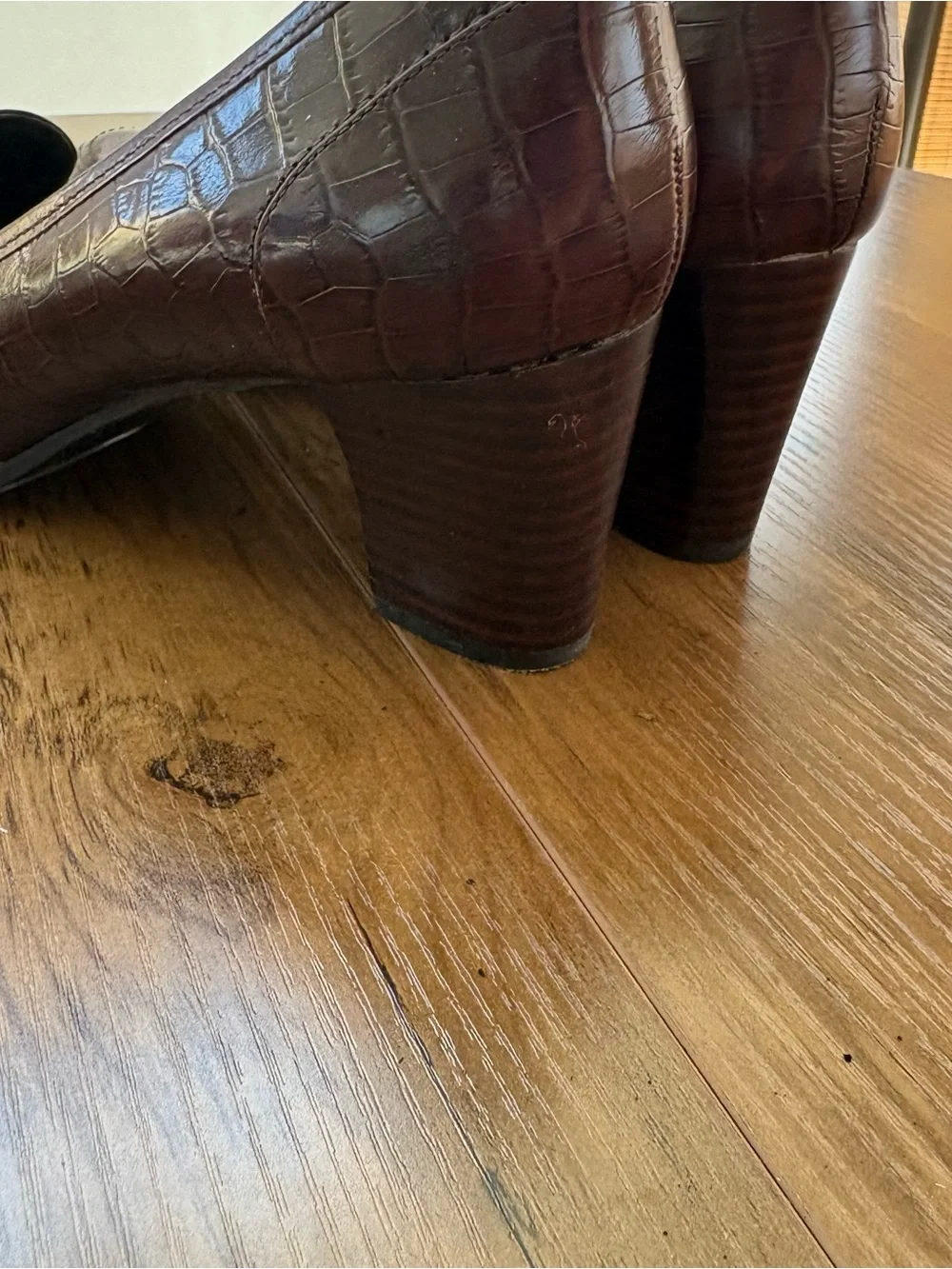 Bandolino Women's Dark Brown Croc-Embossed Loafers size 11. INV25/568